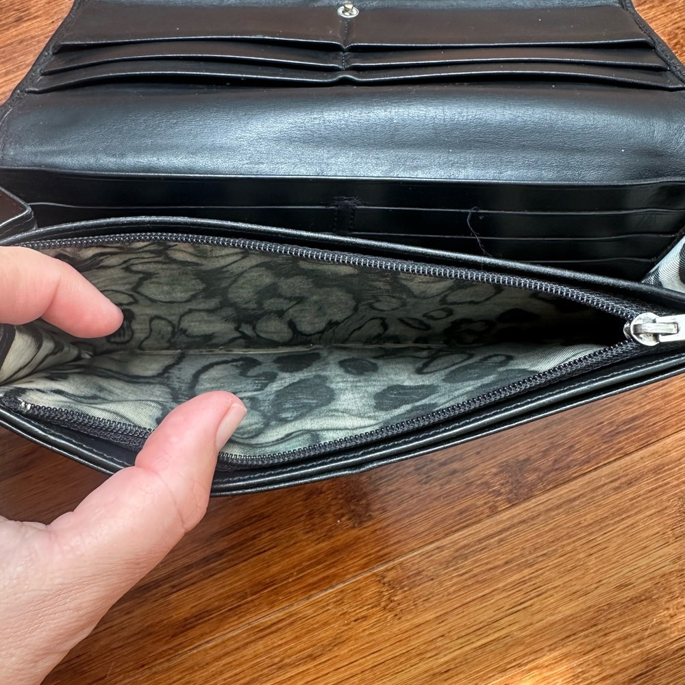 Black Leather Longchamp women’s Wallet with Silver Clasp - Picture 7 of 8